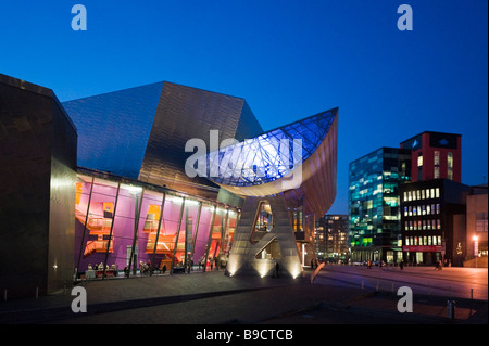 Die Lowry-Kunstgalerie und Entertainment-Komplex in der Nacht, Salford Quays, Greater Manchester, England Stockfoto