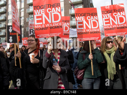 Frauen Protest durch die Londoner gegen häusliche Gewalt Stockfoto