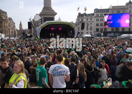 Große Menge am St. Patricks Day Feierlichkeiten in Trafalgar Square Stockfoto