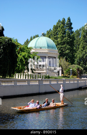 Stechkahn fahren vorbei an Rotunde am Fluss Avon, Christchurch, Canterbury, Südinsel, Neuseeland Stockfoto