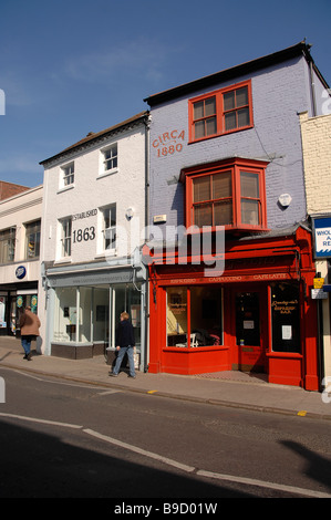 Café Rendezvous Whitstable High Street neben Caxton Galerie für zeitgenössische Kunst Stockfoto