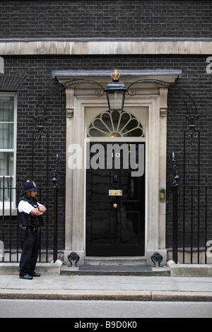 Ein Polizist bewacht vor die Haustür des number 10 Downing Street London Stockfoto