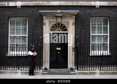 Ein Polizist bewacht vor die Haustür des number 10 Downing Street London Stockfoto