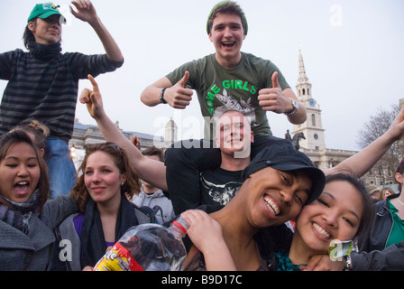 Gruppe von multikulturellen junge Männer und Frauen feiern am St. Patricks Day Feier auf dem Trafalgar Square. Stockfoto