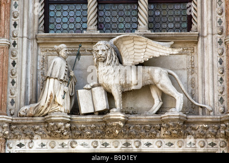 Dekoration auf Porta della Carta, Eingang zum Dogenpalast, Venedig, mit Doge Francesco Foscari und St.-Markus Löwe Stockfoto