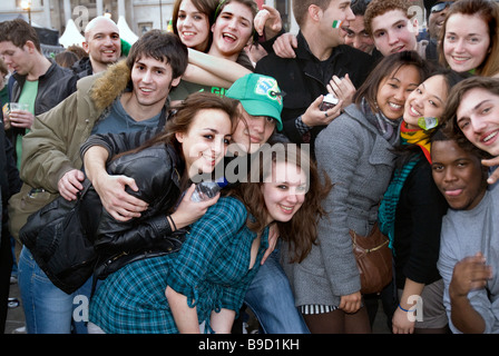 Gruppe von multikulturellen junge Männer und Frauen feiern am St. Patricks Day Feier auf dem Trafalgar Square. Stockfoto