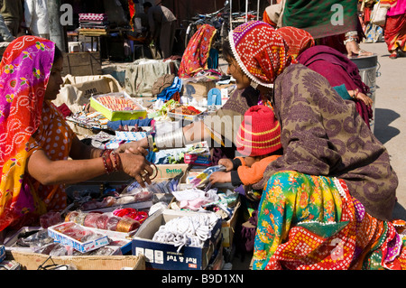 Schönen Silberschmuck einerseits eine Indianerin in Rajasthan, Indien. Stockfoto