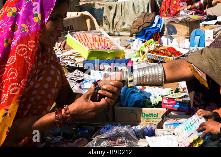 Schönen Silberschmuck einerseits eine Indianerin in Rajasthan, Indien. Stockfoto