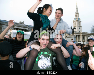 Gruppe von multikulturellen junge Männer und Frauen feiern am St. Patricks Day Feier auf dem Trafalgar Square. Stockfoto