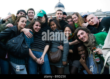 Gruppe von multikulturellen junge Männer und Frauen feiern am St. Patricks Day Feier auf dem Trafalgar Square. Stockfoto