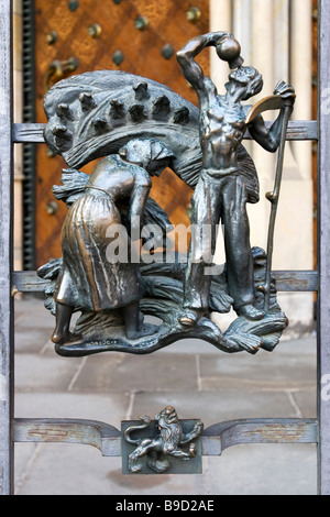 Metall Skulpturen der Sternzeichen (Löwe) von Jaroslav Horejc auf das Metalltor St Vitus Cathedral. Prag, Tschechische Republik. Stockfoto