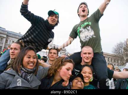 Gruppe von multikulturellen junge Männer und Frauen feiern am St. Patricks Day Feier auf dem Trafalgar Square. Stockfoto