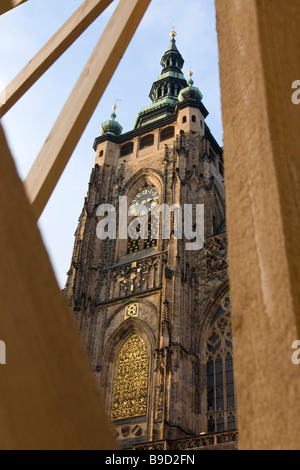 Blick auf St. Vitus Kathedrale Hauptturm durch hölzerne Gerüst, Pragerburg, Tschechien. Stockfoto