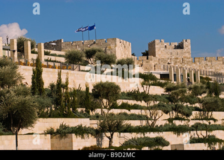 Blick auf den terrassierten Garten von Mamilla Nachbarschaft vor der westlichen Mauern der alten Stadt Jerusalem Israel Stockfoto