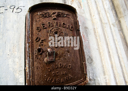 Rostige alte Polizei Service-Box auf den einfachen grauen Wand Staaten "Servicio de Policia" in der Stadt Havanna. Stockfoto