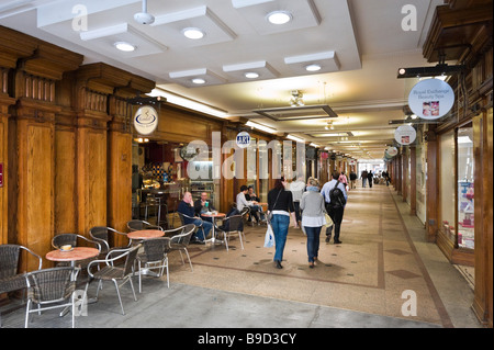 Geschäfte und ein Café in der Royal Exchange-Spielhalle im Zentrum Stadt, Manchester, England Stockfoto