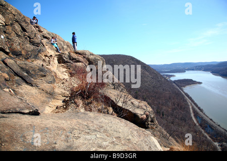 Wanderer eine Pause an den sagenumwobenen Klippen von N.i.c.e Ridge, Hudson Highlands State Park in der Nähe von Cold Spring, New York, USA Stockfoto