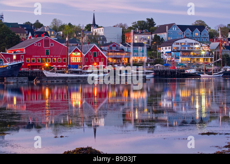 Fischerei-Museum auf den Atlantik und die Stadt von Lunenburg, UNESCO-Weltkulturerbe, bei Sonnenuntergang, Hafen von Lunenburg Lighthouse Route. Stockfoto