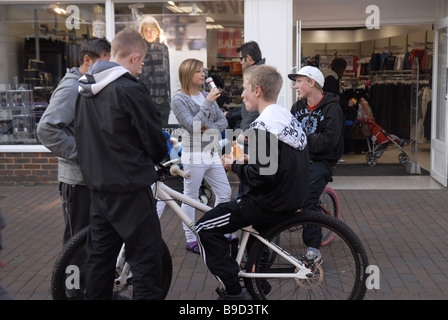 Junge Teenager Herumlungern Straße Stockfoto