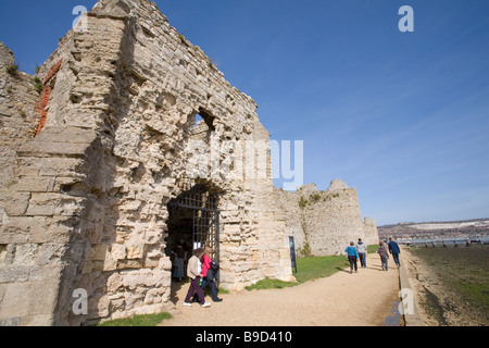 Portchester Castle die römische Mauern und inneren Norman halten Stockfoto