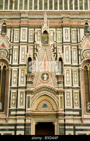 Fassade des Dumo in Florenz Italien weiß grün und rosa toskanischem Marmor verkleidet Stockfoto