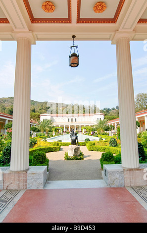 Die Getty Villa Ehrenhof Aussicht vom überdachten Gang. Stockfoto