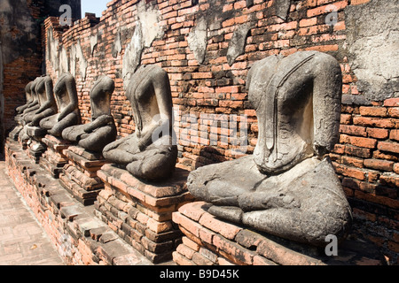 Antike Buddha-Statuen in den Ruinen des buddhistischen Tempels Wat Chai Wattanaram in Ayutthaya, Thailand Stockfoto