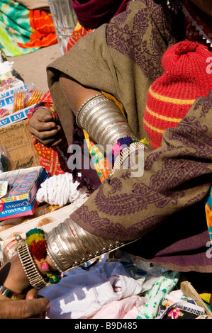 Schönen Silberschmuck einerseits eine Indianerin in Rajasthan, Indien. Stockfoto