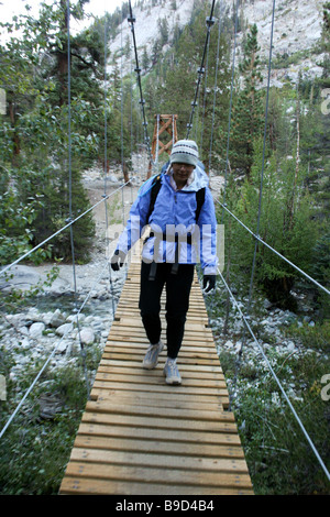 Day2 Brücke über Woods Creek der Funktionsweise der John Muir Trail ohne fremde Hilfe. Stockfoto