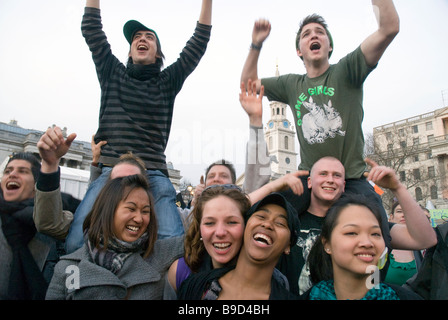 Gruppe von multikulturellen junge Männer und Frauen feiern am St. Patricks Day Feier auf dem Trafalgar Square. Stockfoto