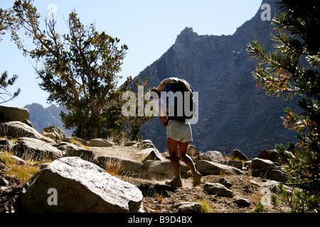 Day2 oder den John Muir Trail ohne fremde Hilfe laufen. Läufer steigt in Richtung Pinchot Pass. Stockfoto