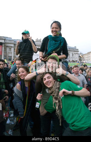 Gruppe von multikulturellen junge Männer und Frauen feiern am St. Patricks Day Feier auf dem Trafalgar Square. Stockfoto