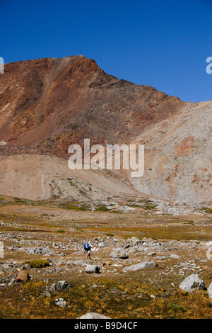 Day2 oder den John Muir Trail ohne fremde Hilfe laufen. Läufer steigt in Richtung Pinchot Pass. Stockfoto