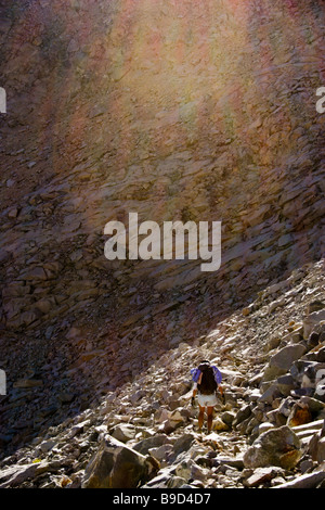 Day2 John Muir Trail ohne fremde Hilfe laufen. Läufer ist Mather Pass in Richtung Palisade Seen aufsteigend. Stockfoto