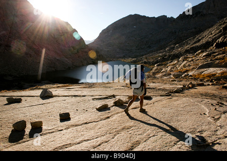 Day2 John Muir Trail ohne fremde Hilfe laufen. Läufer ist Mather Pass in Richtung Palisade Seen absteigend. Stockfoto