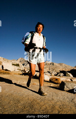 Day2 John Muir Trail ohne fremde Hilfe laufen. Läufer ist Mather Pass in Richtung Palisade Seen absteigend. Stockfoto