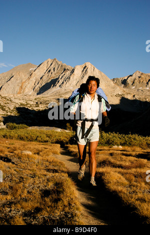 Day2 John Muir Trail ohne fremde Hilfe laufen. Läufer ist Mather Pass in Richtung Palisade Seen absteigend. Stockfoto