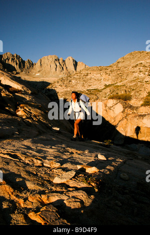 Day2 oder läuft der John Muir Trail ohne fremde Hilfe, Athlet an Spitze der goldenen Treppe in der Nähe zum Auslauf des Sees Palisade. Stockfoto