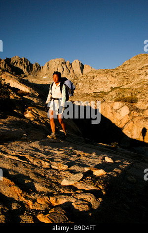 Day2 oder läuft der John Muir Trail ohne fremde Hilfe, Athlet an Spitze der goldenen Treppe in der Nähe zum Auslauf des Sees Palisade. Stockfoto