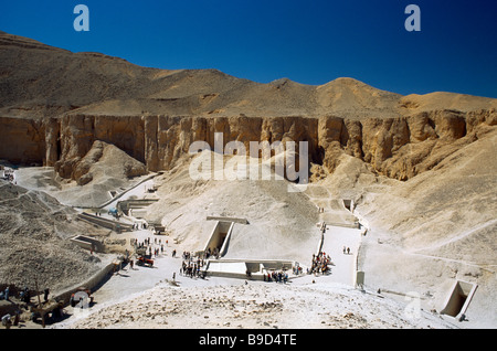 Luxor Ägypten Übersicht Menschen besuchen das Tal der Könige Stockfoto