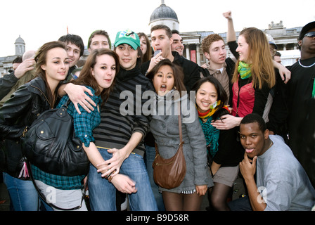 Gruppe von multikulturellen junge Männer und Frauen feiern am St. Patricks Day Feier auf dem Trafalgar Square. Stockfoto