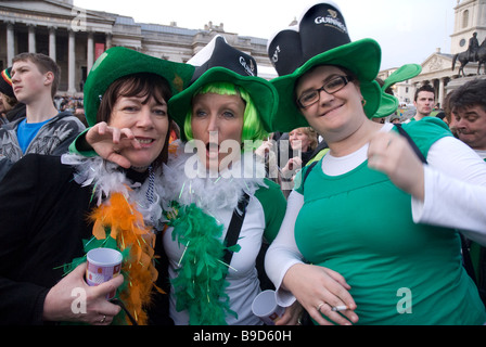 Frauen feiern am St. Patricks Day Feierlichkeiten in Trafalgar Square Stockfoto