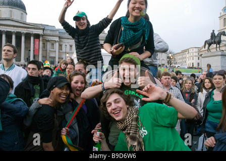 Gruppe von multikulturellen junge Männer und Frauen feiern am St. Patricks Day Feier auf dem Trafalgar Square. Stockfoto