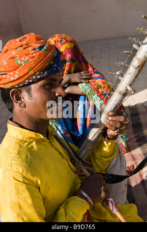 Ein Rajasthani-Mann spielt Volksmusik Wüste. Stockfoto