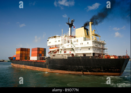 Frachtschiff Auslaufen aus dem Hafen Stockfoto