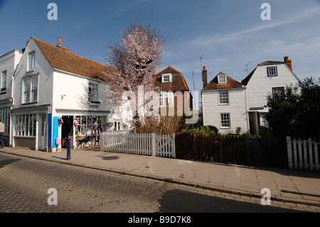 weißer Verschluss an Bord befindet sich im Hafen Straße Whitstable kent Stockfoto