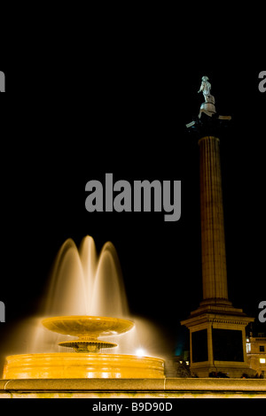 London City bei Nacht, Trafalgar Square Brunnen mit Nelsons Column im Hintergrund von Sir Charles Barry 1840-1843 Stockfoto