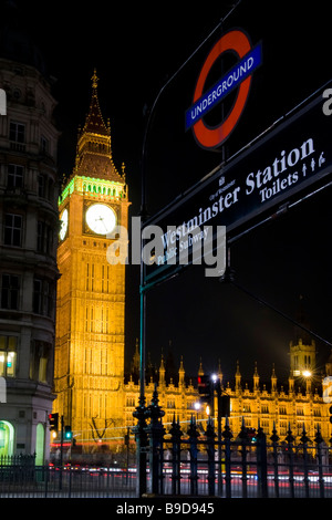 London Nacht Big Ben Clock Tower in Auftrag Teil 1859 der Palast von Westminster Parlament U-Bahnstation Eingang Zeichen Stockfoto