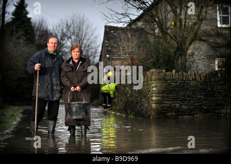 BEWOHNER DES DORFES CRUDWELL IN DER NÄHE VON MALMESBURY GLOUCESTERSHIRE, DEREN HÄUSER DURCH HOCHWASSER UK JAN 2008 BESCHÄDIGT WURDEN Stockfoto