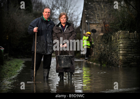 BEWOHNER DES DORFES CRUDWELL IN DER NÄHE VON MALMESBURY GLOUCESTERSHIRE, DEREN HÄUSER DURCH HOCHWASSER UK JAN 2008 BESCHÄDIGT WURDEN Stockfoto